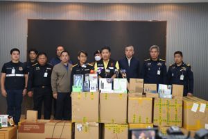 สำนักงาน กสทช. บุกจับวิทยุสื่อสารเถื่อนกว่า 2 หมื่นเครื่อง มูลค่ารวมกว่า 20 ล้านบาท หลังบุกจับมือถือไม่ผ่านมาตรฐานขายผ่านออนไลน์กว่า 30 ล้านบาทก่อนหน้านี้