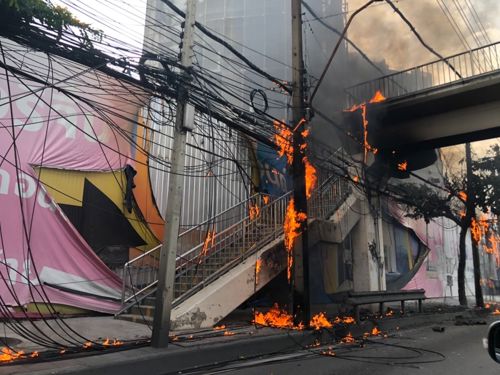 สำนักงาน กสทช. เขต 11 ลงพื้นที่ตรวจสอบที่เกิดเหตุไฟใหม้สายสื่อสารบริเวณปากซอยลาดพร้าว 111