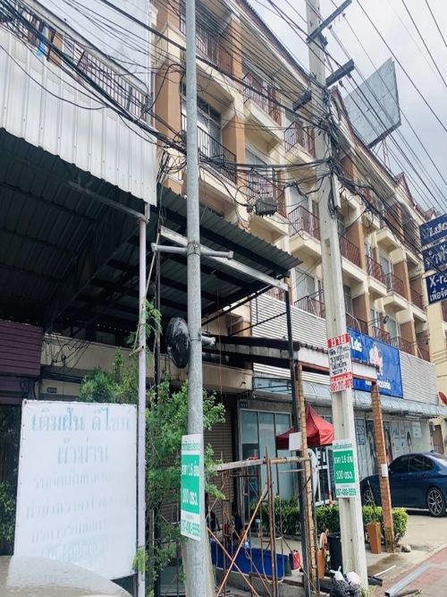 สำนักงาน กสทช.เขต 11 ดำเนินการตรวจสอบและแก้ไขสายสื่อสารที่ร่วงหล่นไม่เป็นระเบียบ บริเวณเลขที่ 103/16 ถนนราชพฤกษ์ จังหวัดนนทบุรี